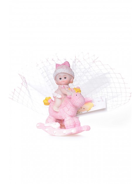 Baby meisje op rose hobbelpaard